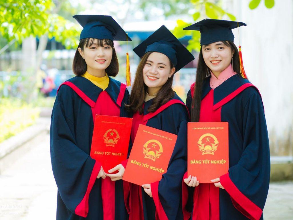 Đồng phục Đại học Sài Gòn cho lễ tốt nghiệp được thiết kế đẹp mắt