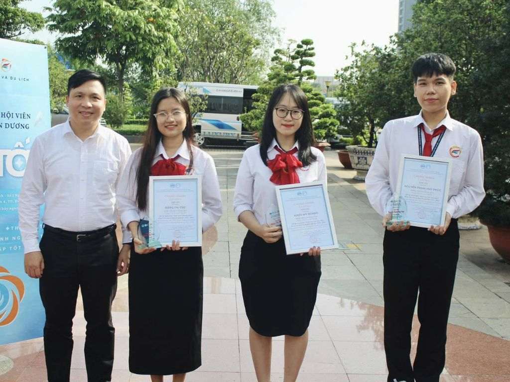 Đồng phục của Khoa Văn hóa và Du lịch được thiết kế hiện đại