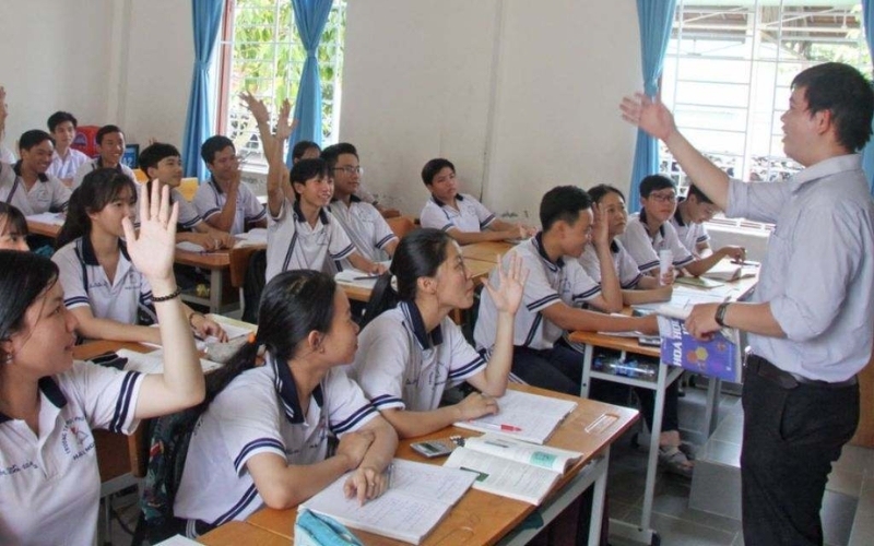Học sinh mặc đồng phục khi đến lớp theo quy định của trường