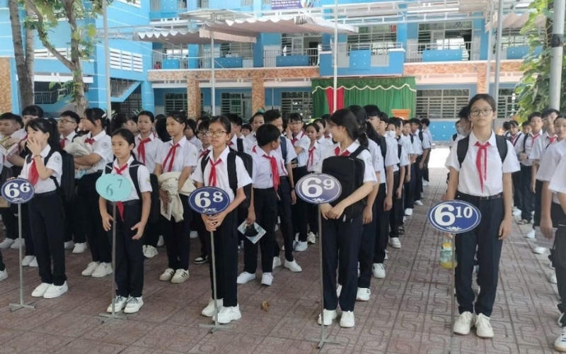 Quần tây dài tối màu là trang phục đi kèm phổ biến với áo sơ mi trắng