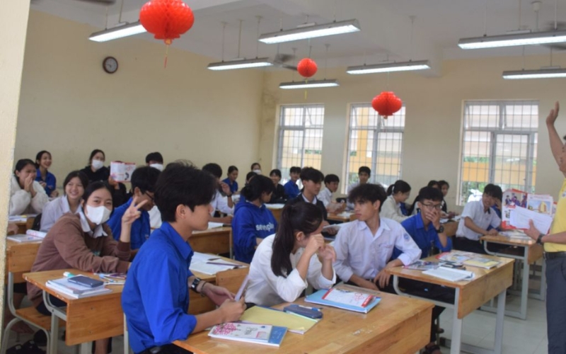 Quy định phổ biến cho đồng phục học sinh Việt Nam cấp 2 là áo sơ mi trắng