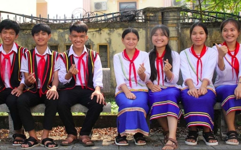 Áo trắng đồng phục học sinh tạo cảm giác lịch sự ở trẻ