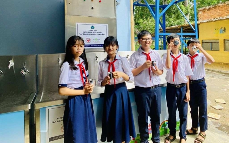 Màu trắng của chiếc áo sơ mi học đường thể hiện sự tinh khôi