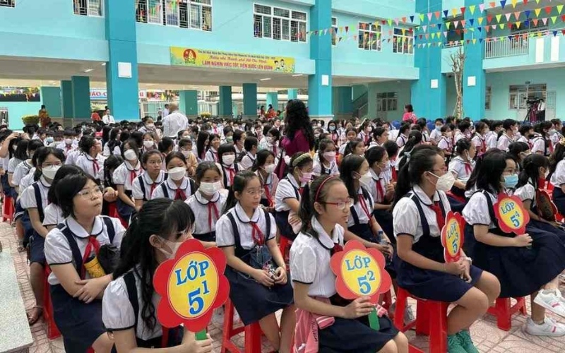 Mẫu váy chữ A trông trẻ rất dễ thương khi mặc