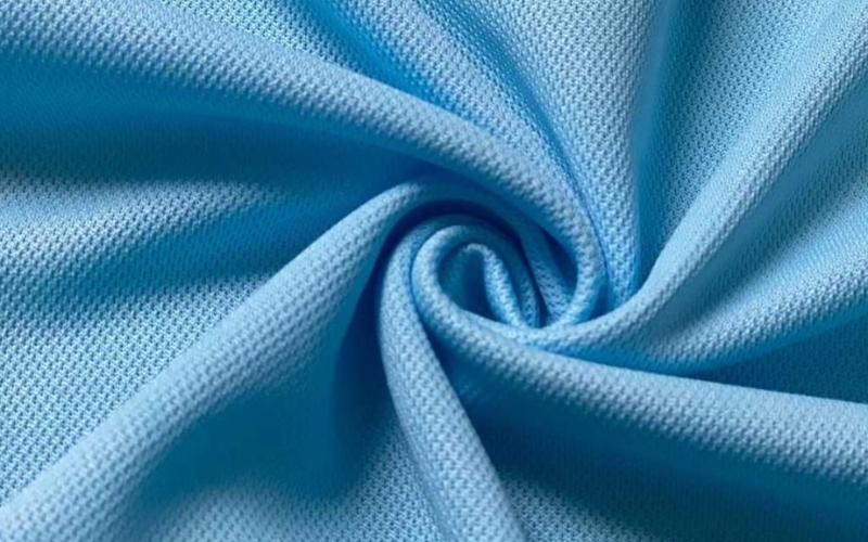 Vải mè cá sấu là sự kết hợp giữa kiểu dệt pique với hiệu ứng lỗ mè