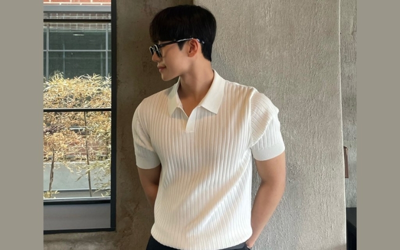 Áo polo vải dệt kim thường ít nhăn hơn đáng kể giúp giữ được vẻ ngoài tươm tất