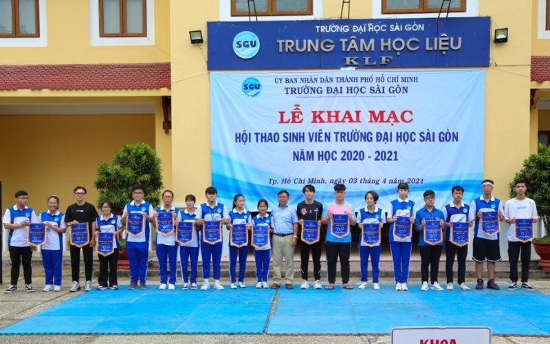 Bạn nên mang giày lịch sự khi mặc đồng phục để đảm bảo sự đồng bộ