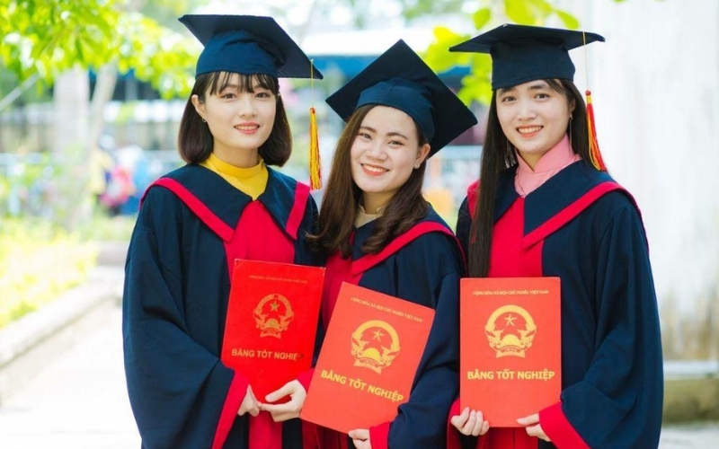 Đồng phục Đại học Sài Gòn cho lễ tốt nghiệp được thiết kế đẹp mắt