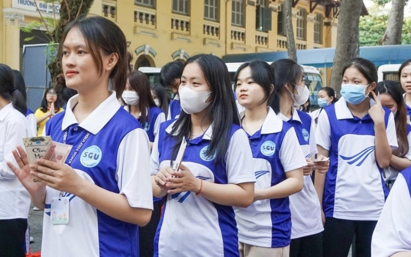 Đồng phục Đại học Sài Gòn kiểu áo polo được thiết kế với màu sắc riêng biệt