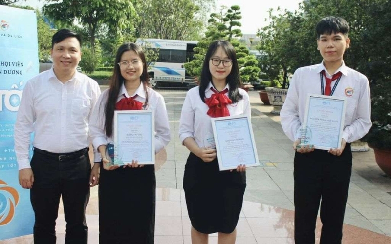 Đồng phục của Khoa Văn hóa và Du lịch được thiết kế hiện đại