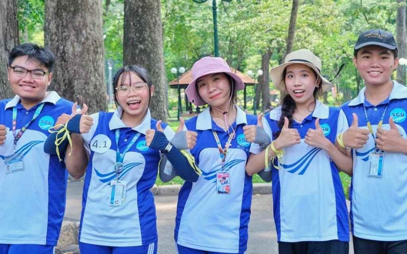 Logo trên áo của đồng phục Đại học Sài Gòn mang ý nghĩa tri thức