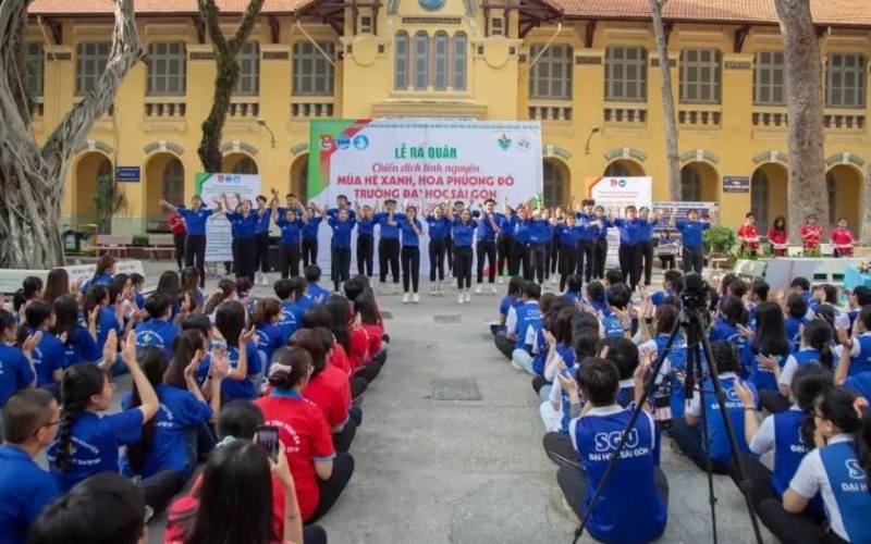 Điểm nhấn không thể thiếu là logo SGU được in trên áo