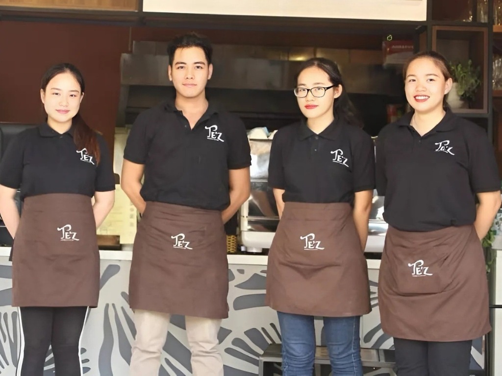 Bộ đồng phục quán ăn nên có thiết kế đơn giản, màu sắc hài hòa