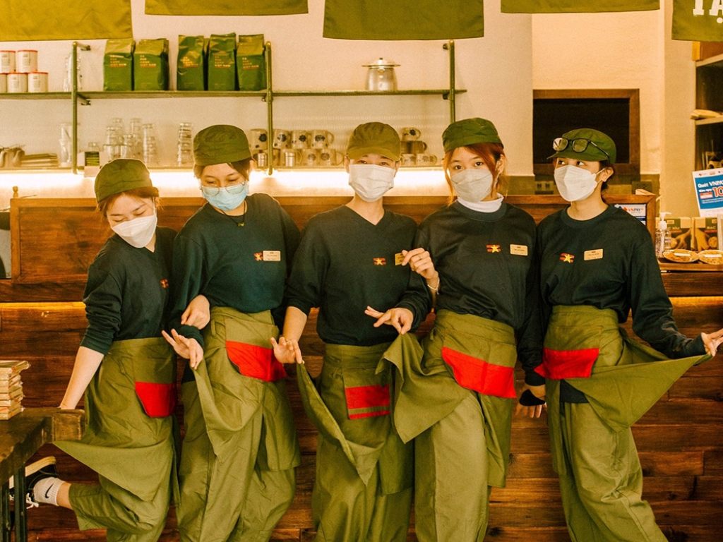 Bạn có thể tạo dấu ấn riêng cho đồng phục nhân viên quán ăn qua kiểu dáng tạp dề