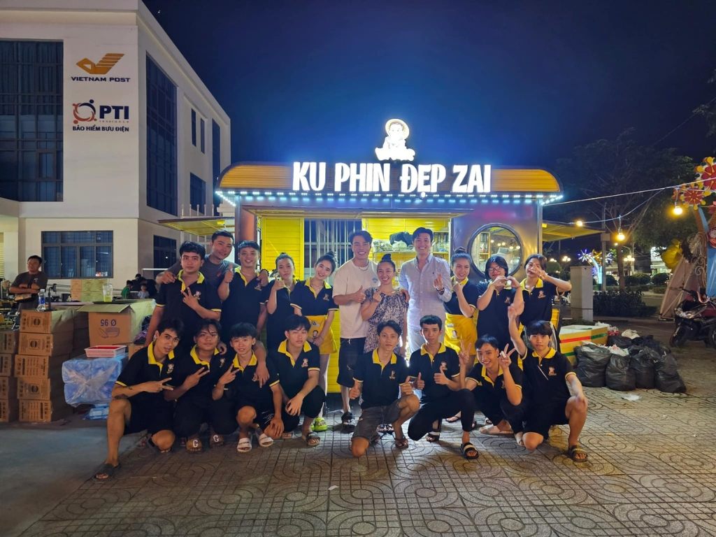 Đồng phục nhân viên quán ăn vặt nên có phong cách năng động