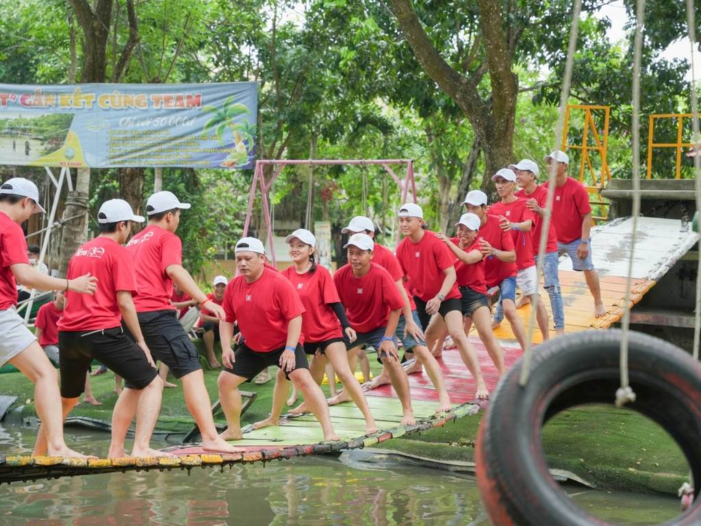 Đồng phục team building giúp gắn kết các thành viên trong tập thể