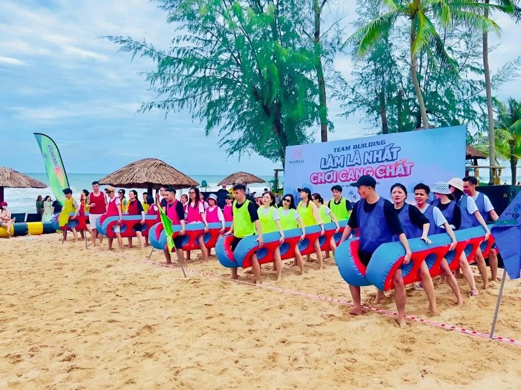 Áo đồng phục team building với màu sắc riêng biệt giúp phân biệt các đội chơi