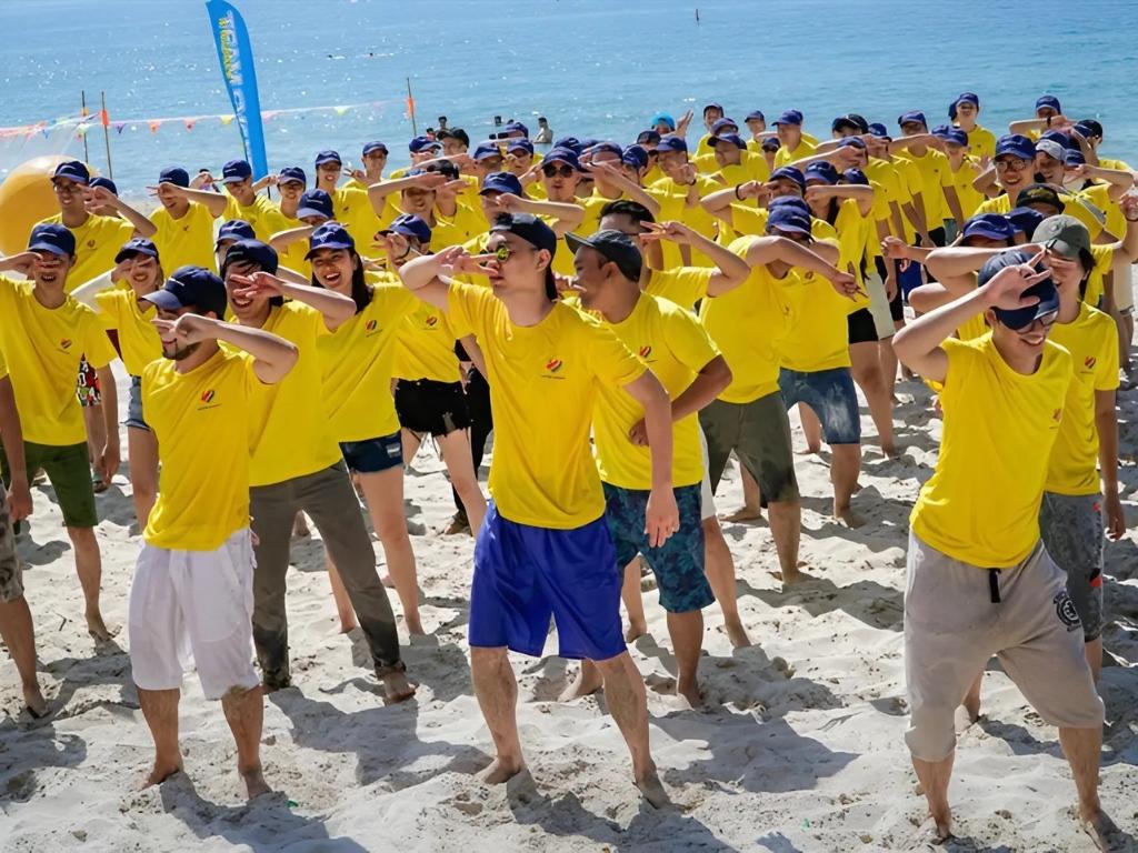 Bạn nên chọn gam màu tươi sáng cho áo team building để tạo sự nổi bật