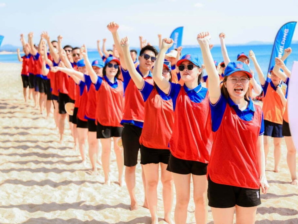 Mẫu áo team building màu sắc nổi bật giúp tạo điểm nhấn thị giác ấn tượng