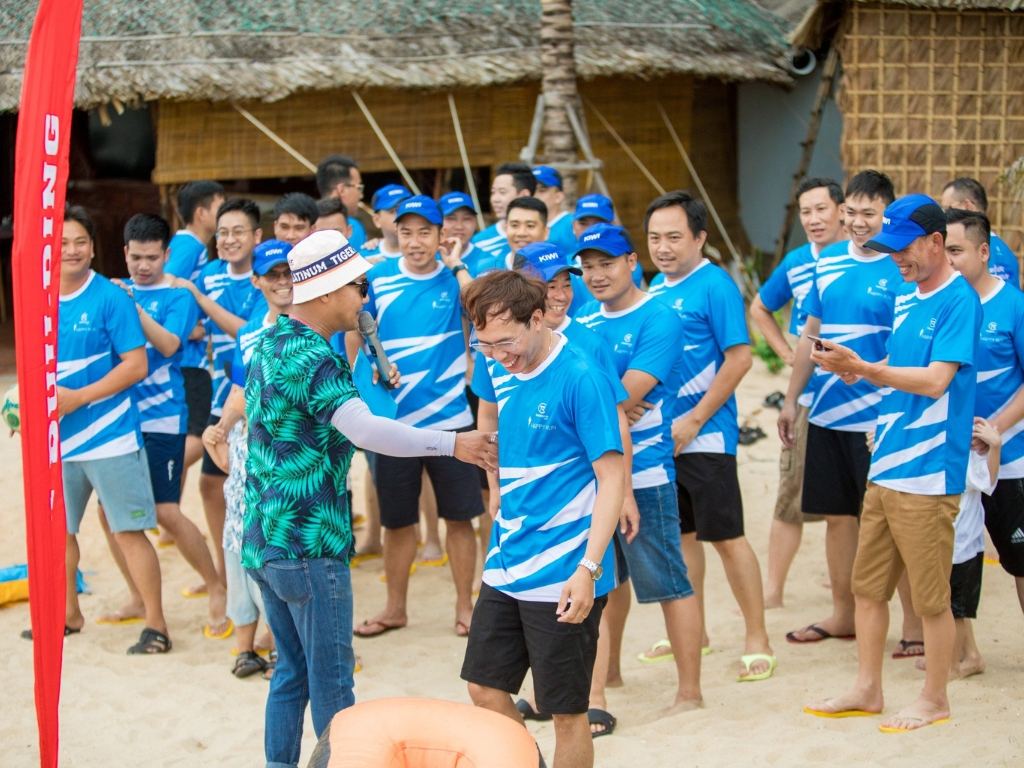 Bạn nên chọn màu sáng cho áo team building để giảm khả năng hấp thụ nhiệt 