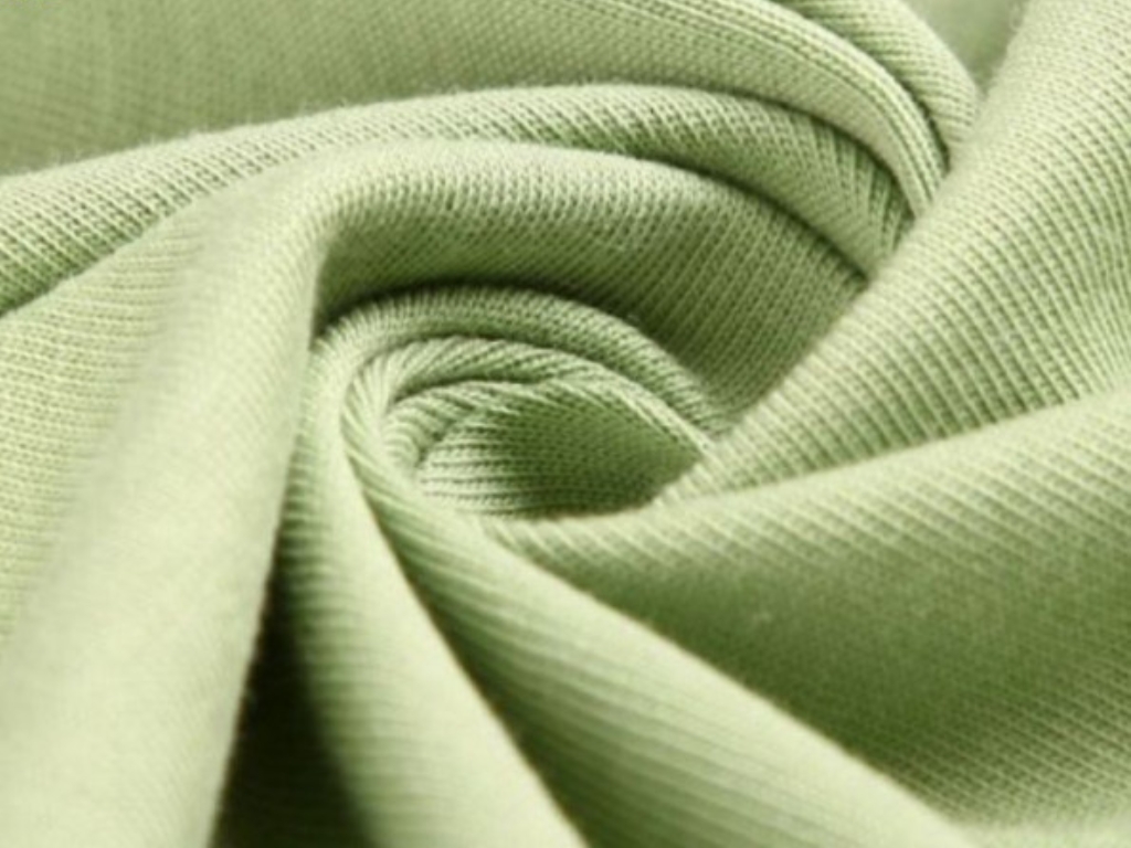 Bạn nên ưu tiên vải cotton để may áo lớp sẽ phù hợp với khí hậu Đà Nẵng