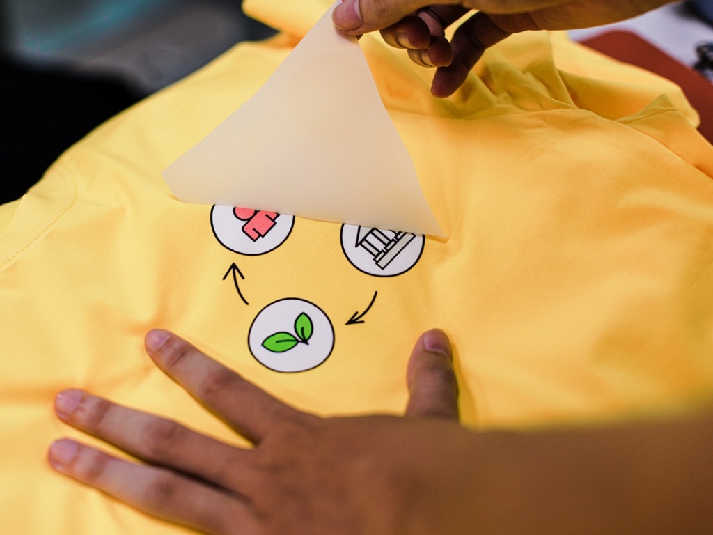 Quy trình duyệt mẫu in giúp kiểm tra màu sắc và chất lượng hình in lên vải