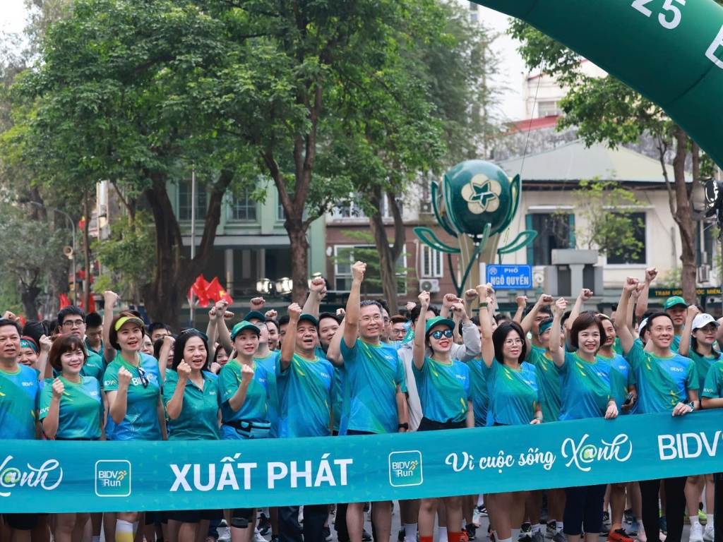 Form Regular Fit là lựa chọn phổ biến khi may áo thun đồng phục Đà Nẵng