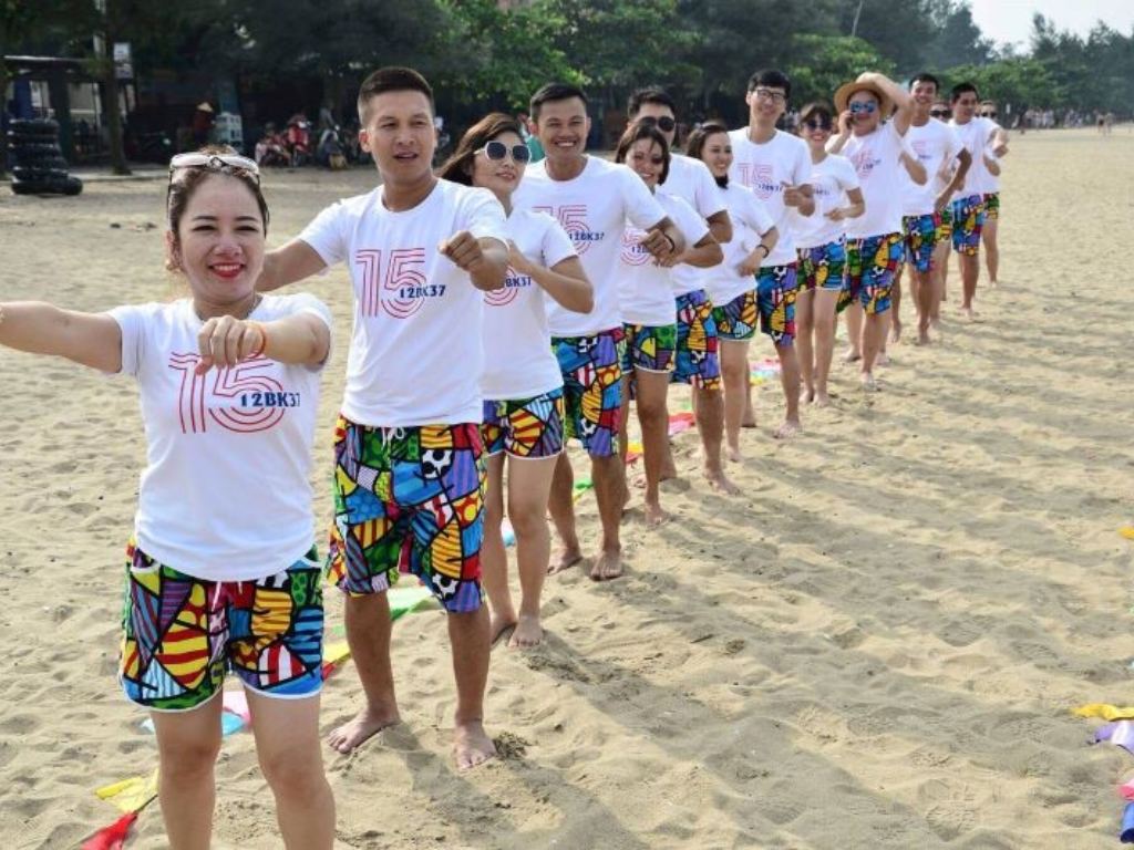 Bạn nên chọn các gam màu tươi sáng cho đồng phục Nha Trang