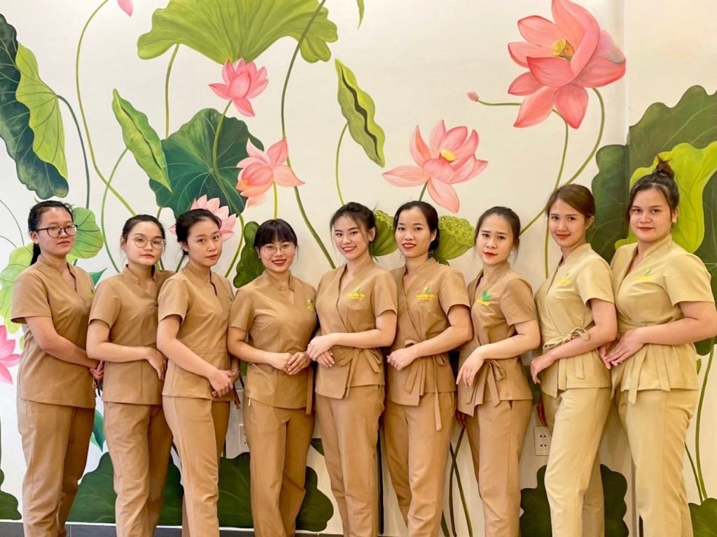 Đồng phục spa cần có kiểu dáng thanh lịch và màu sắc trang nhã