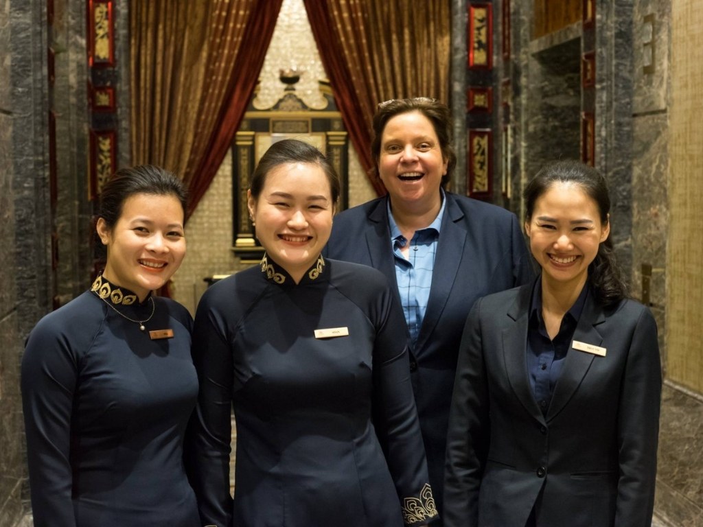 Lĩnh vực khách sạn có nhu cầu may mặc đồng phục Nha Trang rất lớn