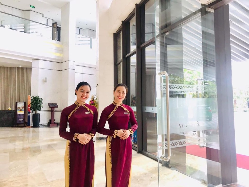 Đồng phục lễ tân khách sạn cần sự sang trọng và lịch sự