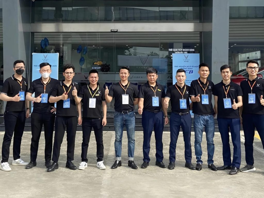 Một mẫu áo đồng phục công ty đẹp cần có thiết kế thanh lịch và hiện đại