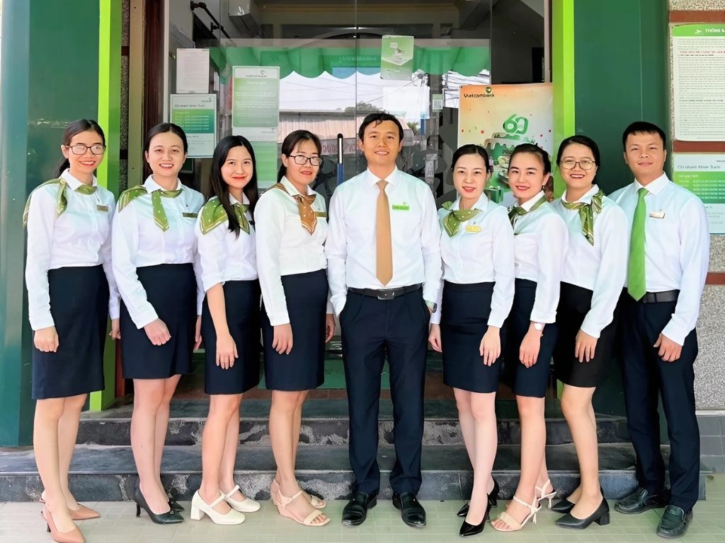 Áo sơ mi công sở là mẫu đồng phục công ty kinh điển