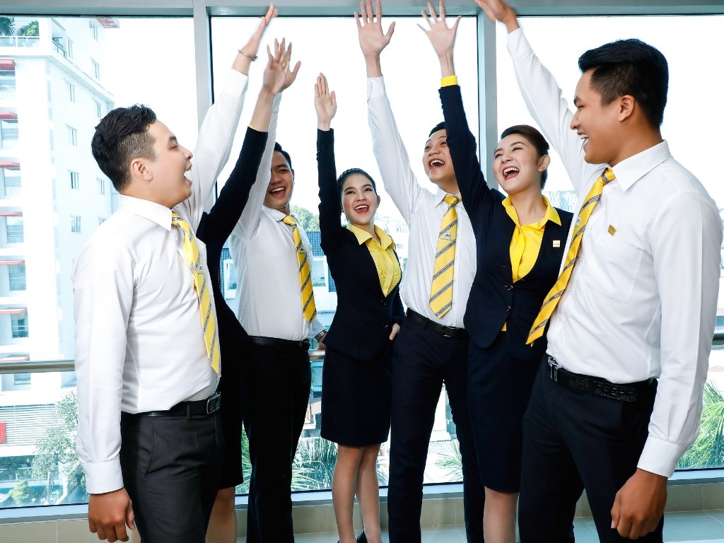 Đồng phục văn phòng cần có form dáng vừa vặn và tôn dáng cho nhân viên