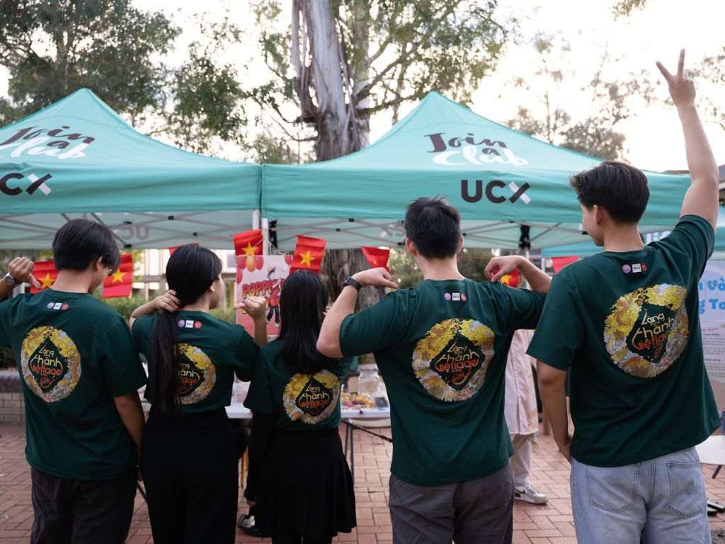 Sản phẩm đồng phục hoàn thiện cho VietFest 2025 với màu sắc tươi sáng