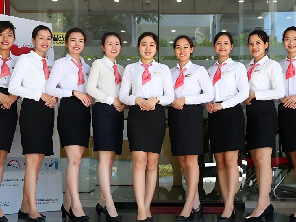 Đồng phục nữ kiểu áo sơ mi nên có thiết kế dáng suông vừa phải cơ thể