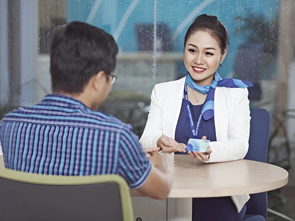 Bạn có thể dùng thêm khăn lụa để tăng thêm phần duyên dáng cho đồng phục nữ