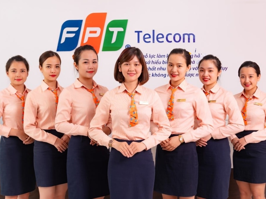 Đồng phục nữ nên có thiết kế đơn giản và thanh lịch