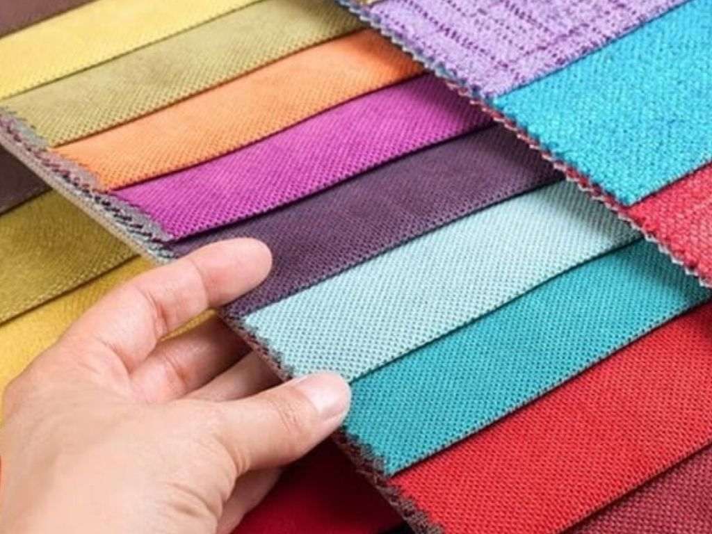 Bạn có thể chọn vải yêu thích khi tìm xưởng may áo thun theo yêu cầu
