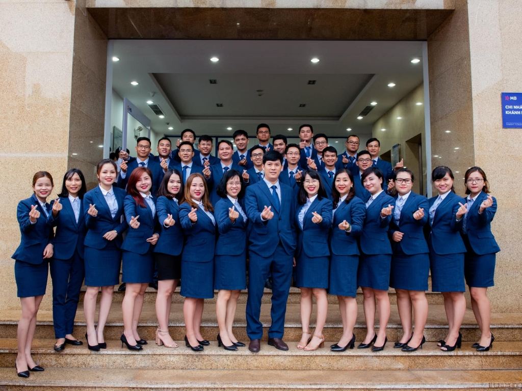 Bộ đồng phục công sở màu xanh navy mang lại vẻ thanh lịch và chuyên nghiệp