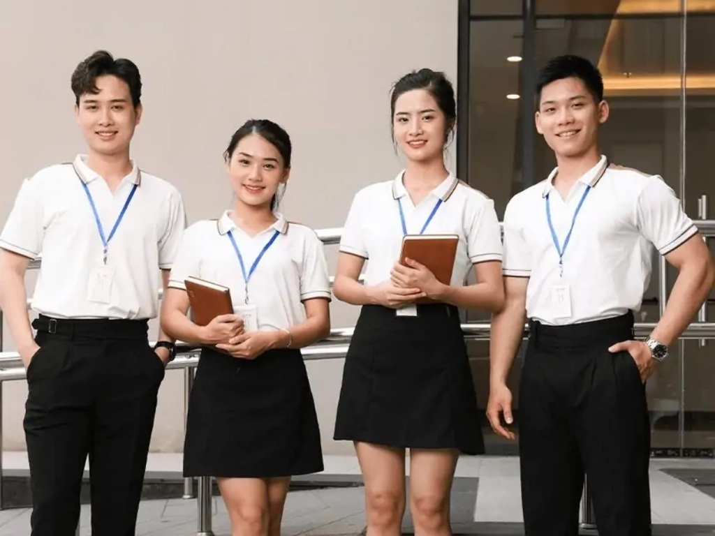 Đồng phục công sở màu trắng trang nhã thể hiện sự chuyên nghiệp