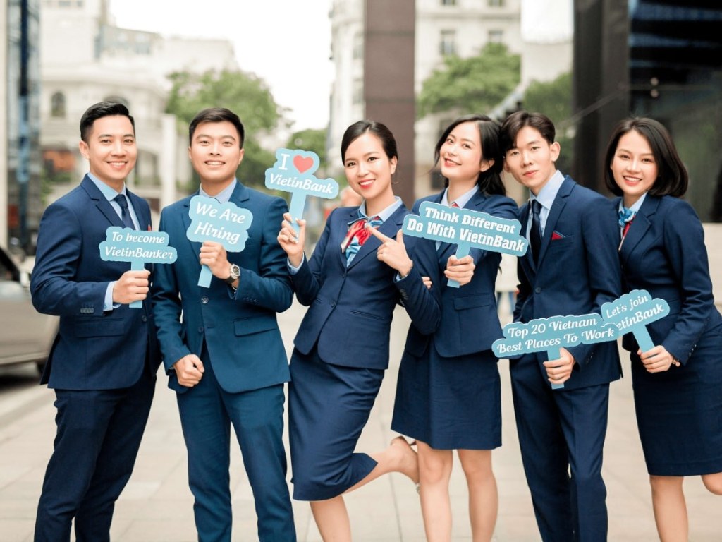 Một bộ đồng phục công sở đẹp cần có sự hài hòa giữa các item