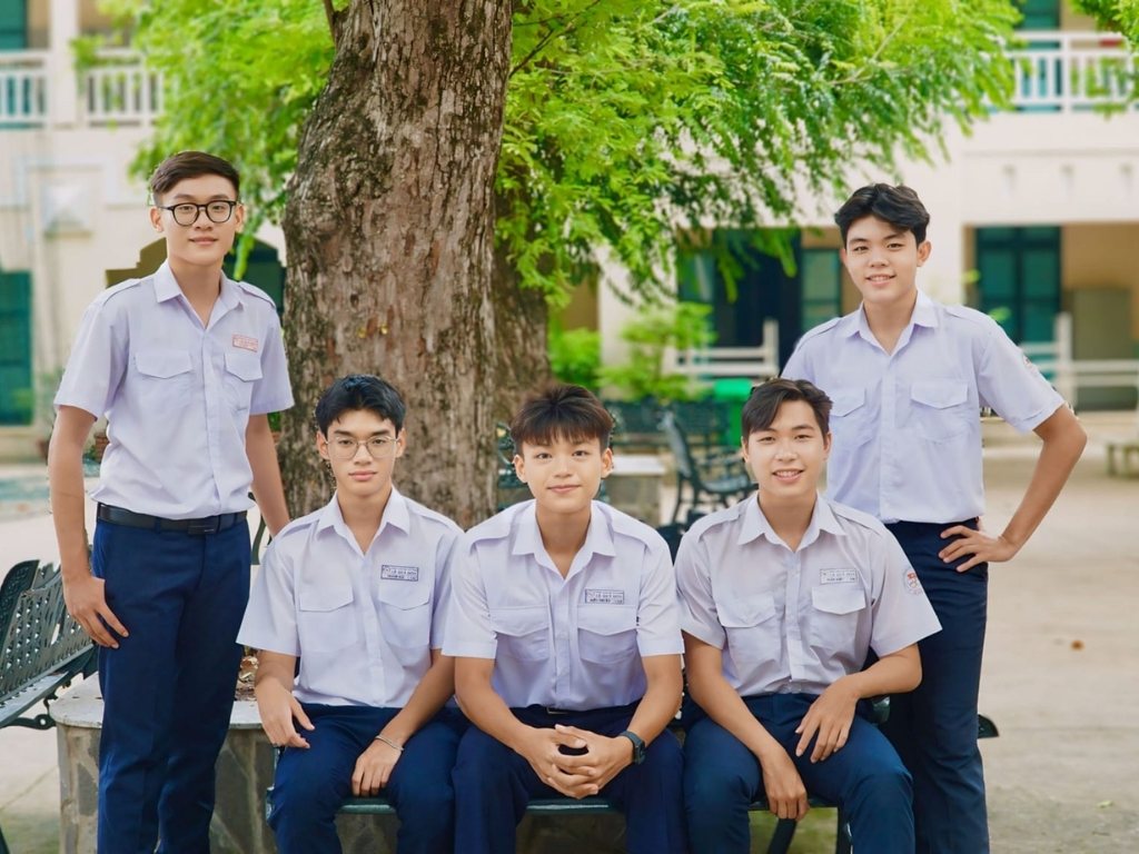 Một chiếc áo sơ mi được sơ vin gọn gàng thể hiện sự chỉn chu của người mặc