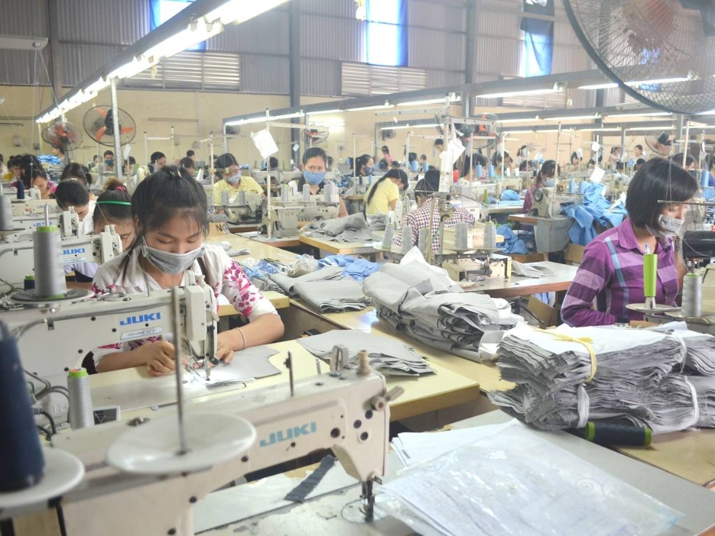 Xưởng may gia công tại đà nẵng giúp kiểm tra sản phẩm trực tiếp
