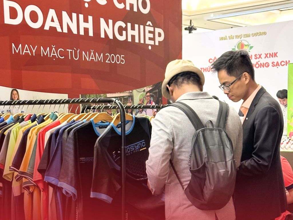 Bạn hãy yêu cầu xem thực tế khi may áo thun giá rẻ HCM