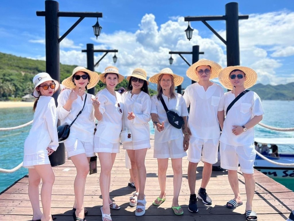 Set đồ đi biển màu trắng mang đến vẻ đẹp thanh lịch và tinh khôi