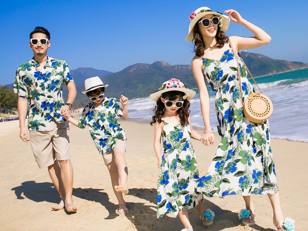 Họa tiết nhiệt đới giúp chiếc set đồ đi biển nổi bật và thu hút hơn