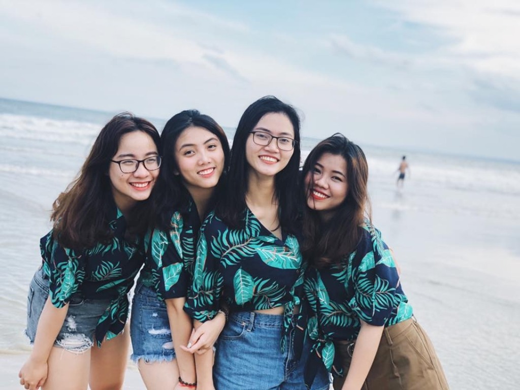 Buộc vạt áo sơ mi là cách biến tấu cực kỳ phổ biến, mang lại vẻ trẻ trung, năng động