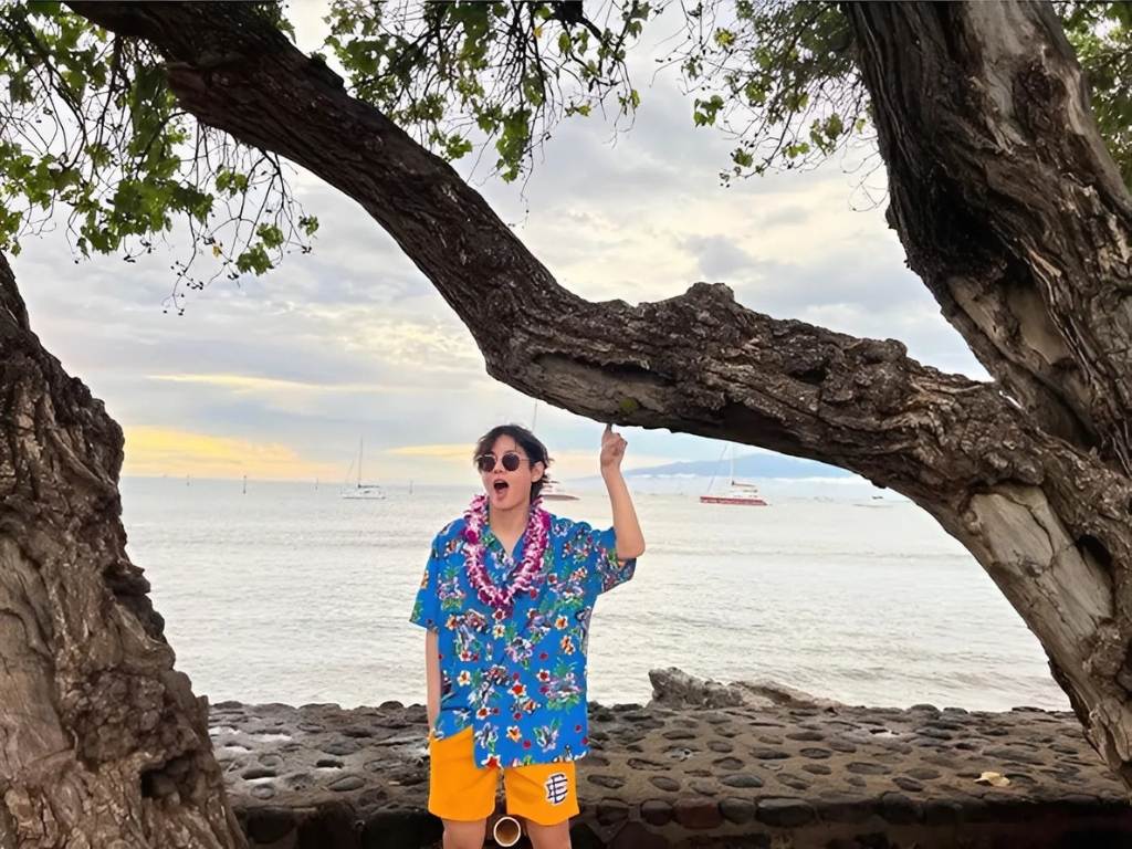 Áo sơ mi họa tiết nhiệt đới là lựa chọn kinh điển được nhiều người ưa chuộng
