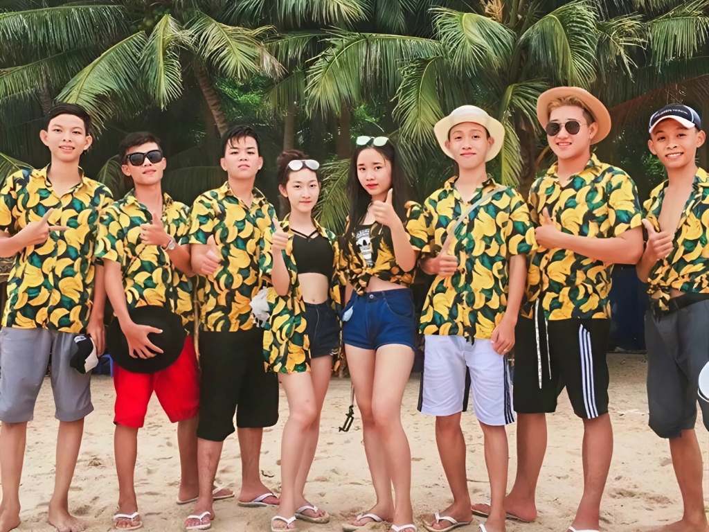 Bạn có thể thêm phù kiện đi kèm để hoàn thiện set đồ đi biển